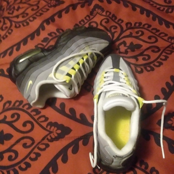 Youth 95 Air Max - Picture 1 of 3